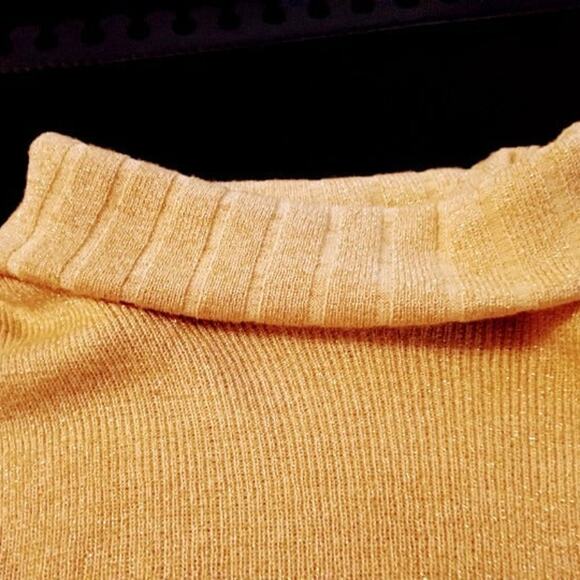 Vintage Fitted Gold Turtle Neck Sweater sm-med from the late 60s or early 70s - Picture 5 of 8
